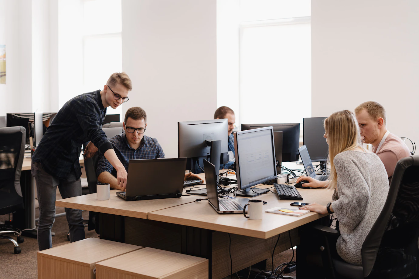 group-young-business-people-working-office_158595-5210